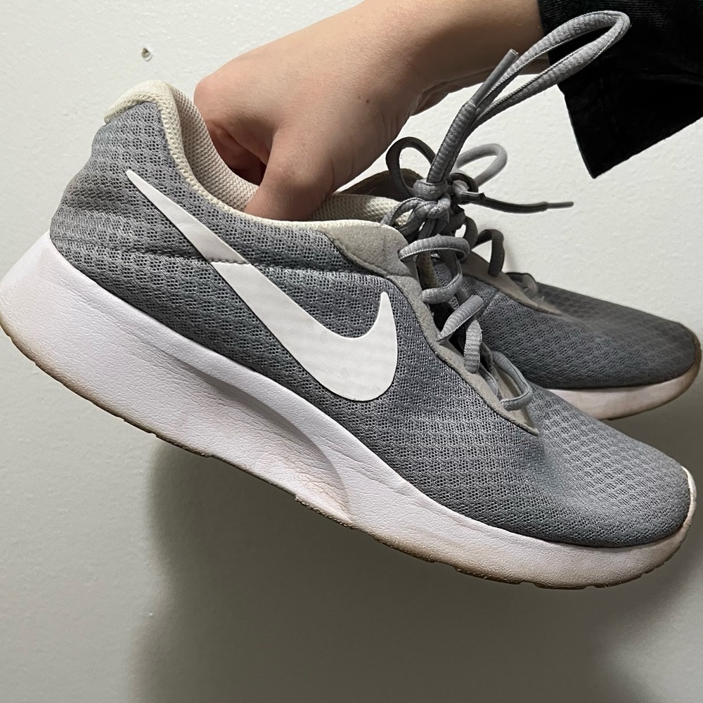GUC Nike Women’s Tanjun Sneakers, Gray and White size 9